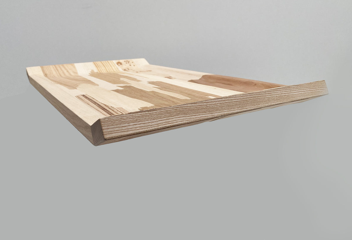 Re-Veneer dienblad van Alessi, ontwerp Jeroen Wand, in licht hout, zijaanzicht met reliëf