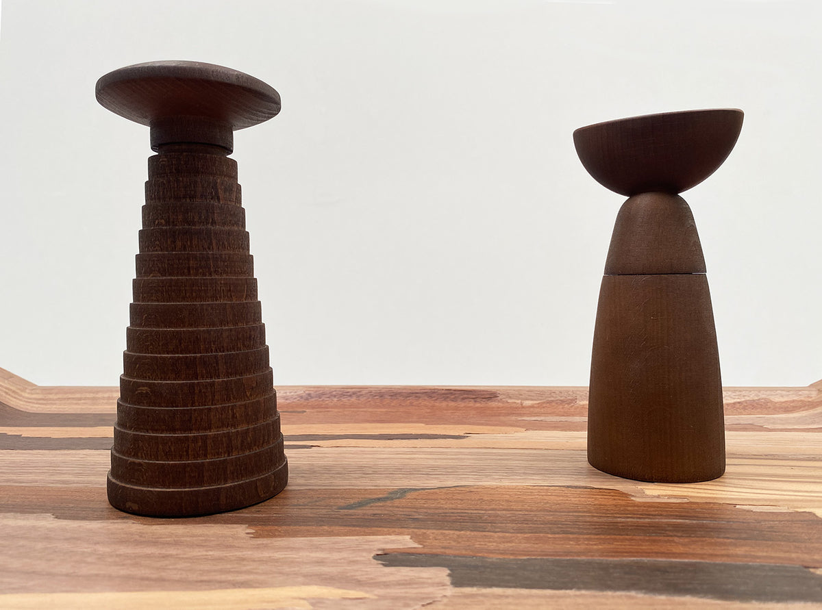 Re-Veneer dienblad in donker hout, gebruikt als presentatieblad met twee houten pepermolens