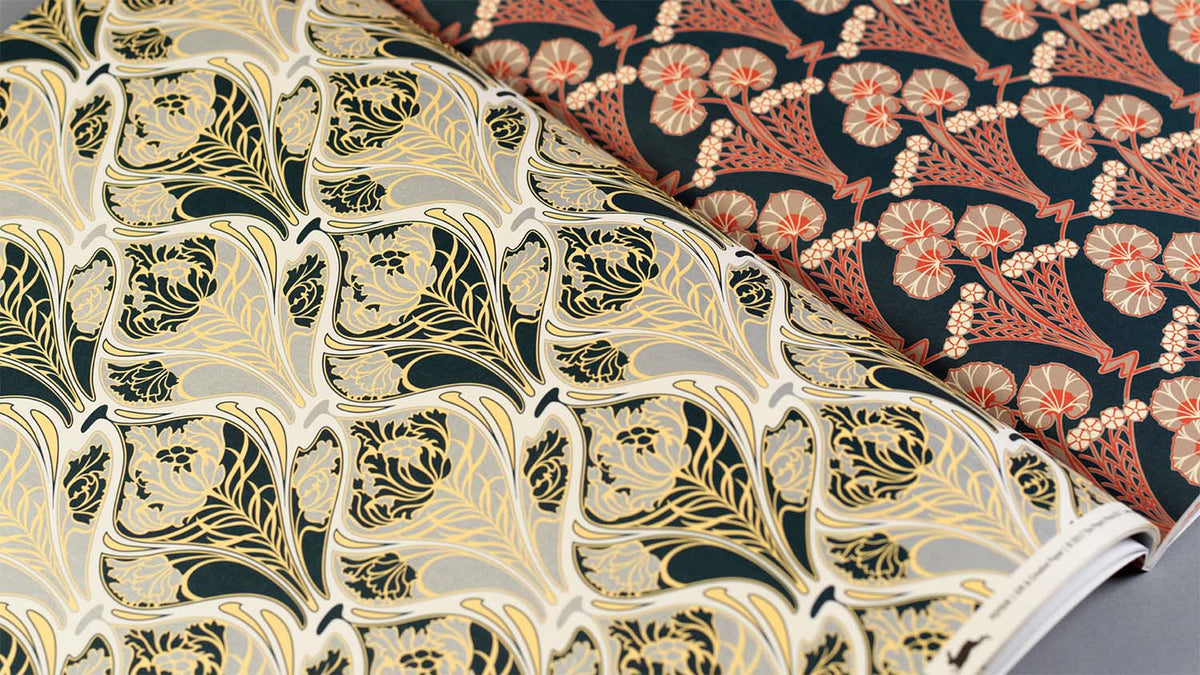 Detail van het Art Nouveau-inpakpapier uit de Alessi GiftWrap Set, donkergroen met rood bloemmotief