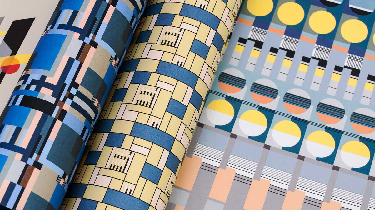 Detail van het bauhaus-inpakpapier uit de Alessi GiftWrap Set, blauw en geel geometrisch patroon
