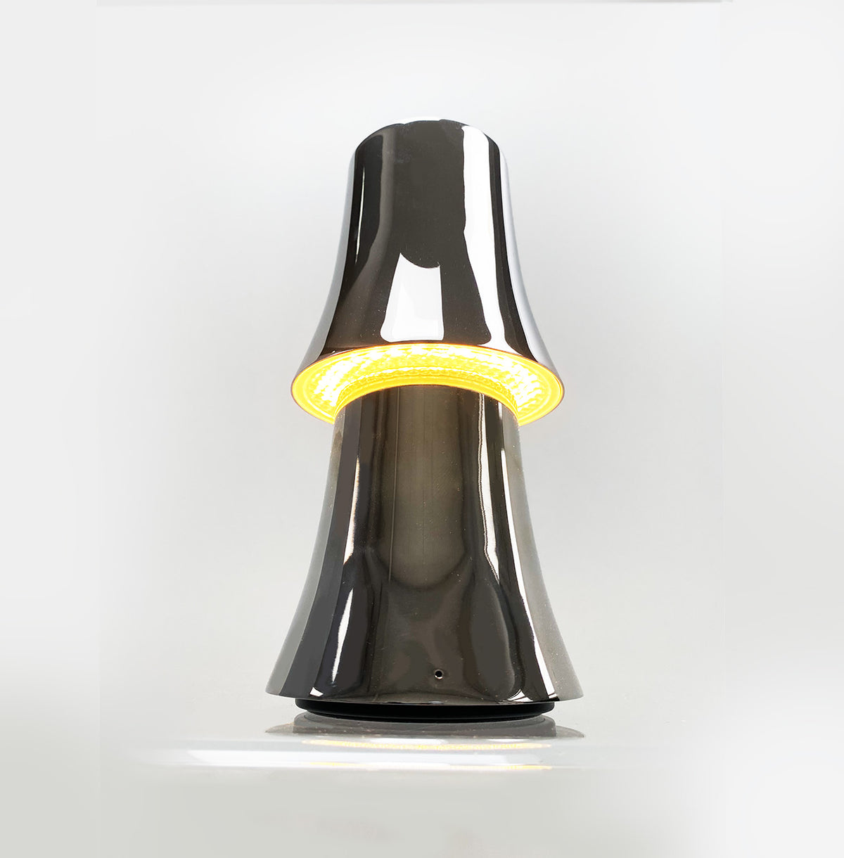 Halesia tafellamp van Alessi in chroom met brandende ring licht, vooraanzicht