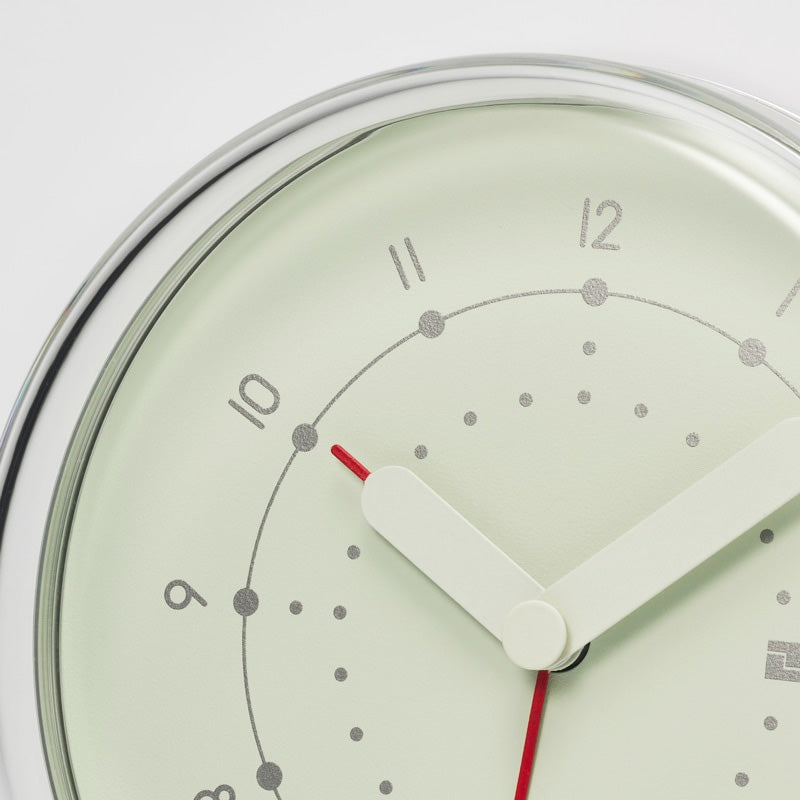 Detail van de wijzerplaat en wijzers van de Ento analoge wekker LGN