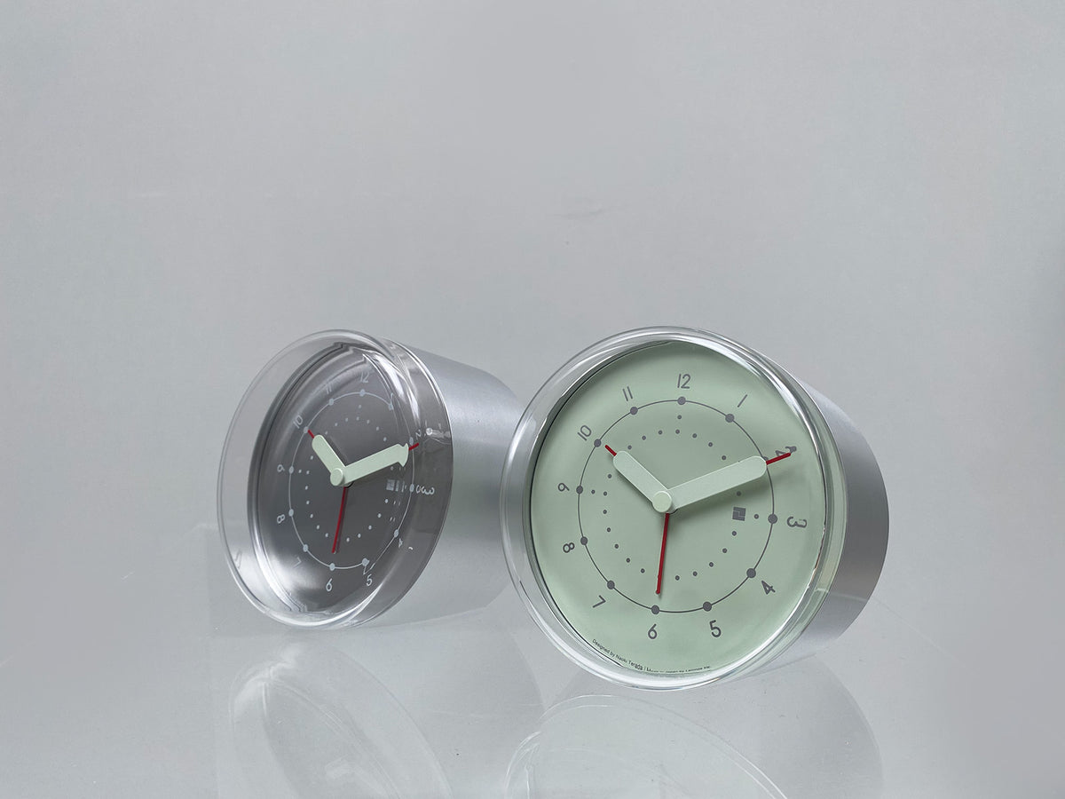 Twee Ento analoge wekkers LGN naast elkaar, aluminium behuizing