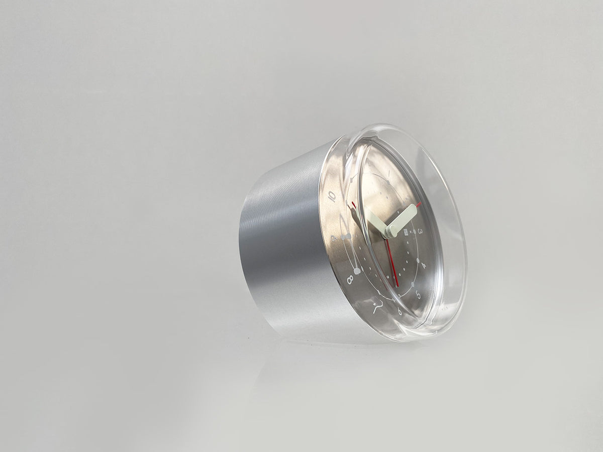 Alessi Ento analoge wekker, aluminium, zijaanzicht van het gebogen glazen bolle deksel