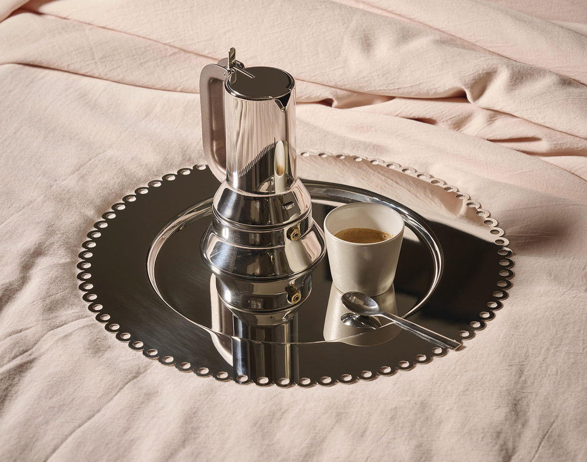 Alessi onderbord in rvs, in gebruik met koffiepot en kopje