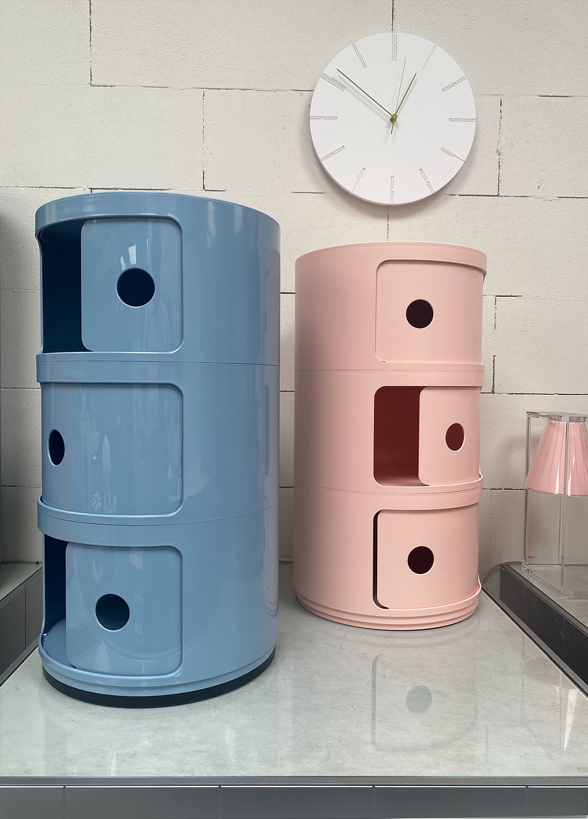 Kartell Componibili opbergkastjes in roze en blauw naast elkaar