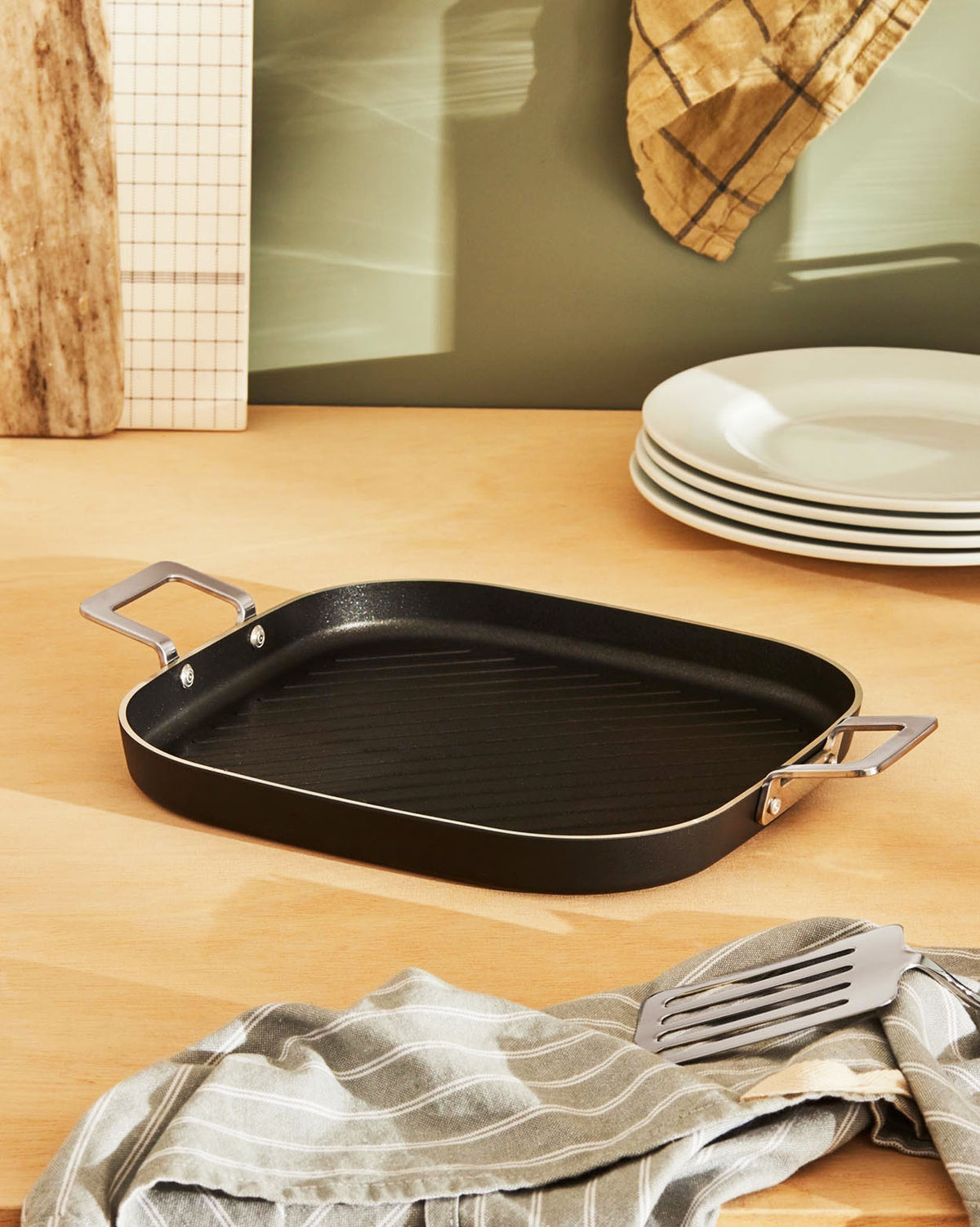 Grillpan uit de serie met keramische bodem, geschikt voor inductie, schuin aanzicht