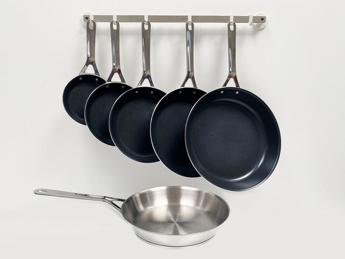 Serie koekenpannen, geschikt voor inductie, hangend met grillpan