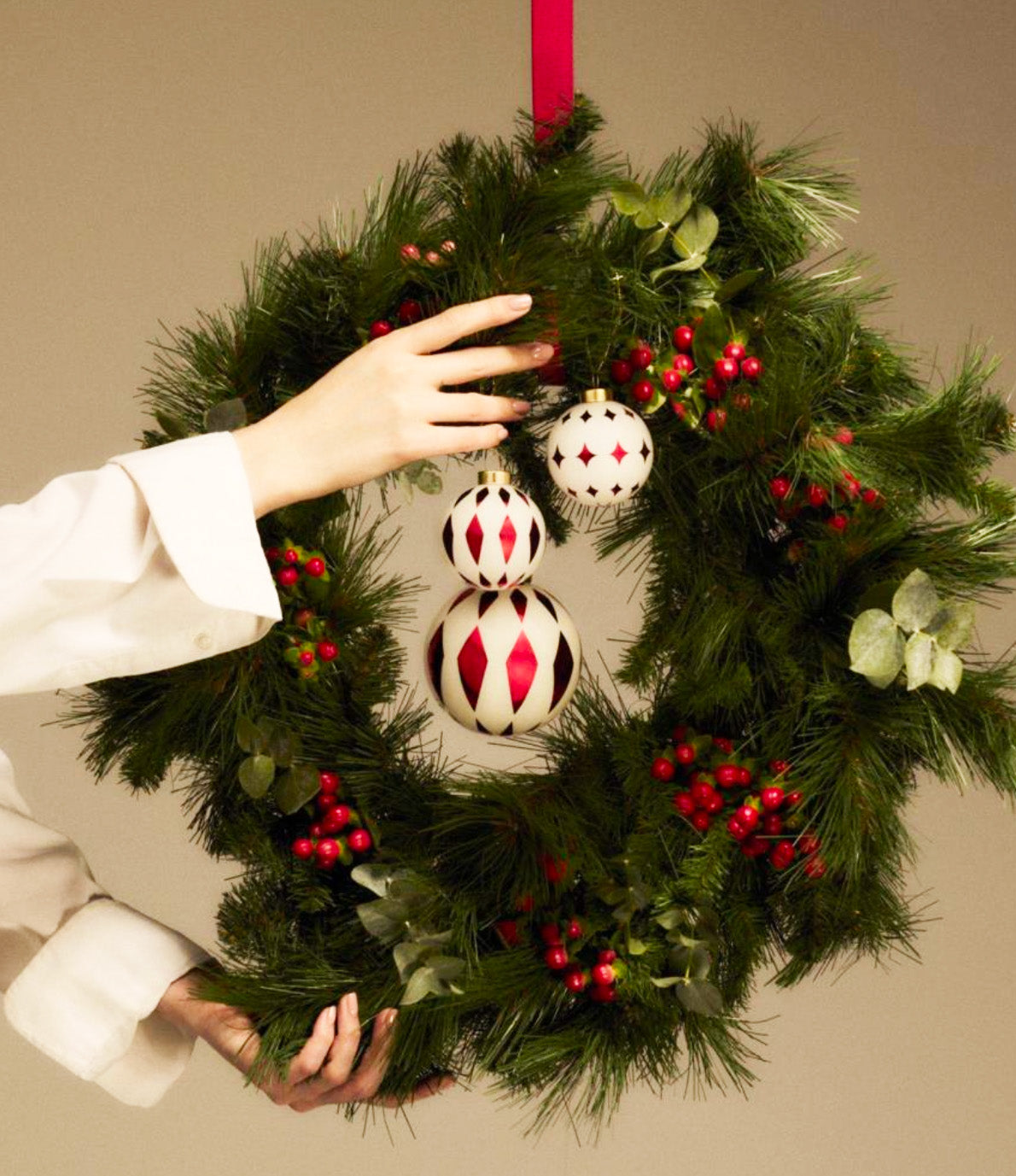 Delight kerstballen van Alessi, twee glazen ballen met ruitpatroon in een krans