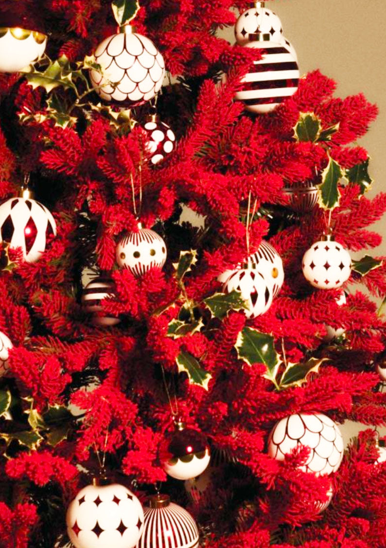 Delight kerstballen van Alessi, diverse glazen ballen met rood-witte patronen in kerstboom