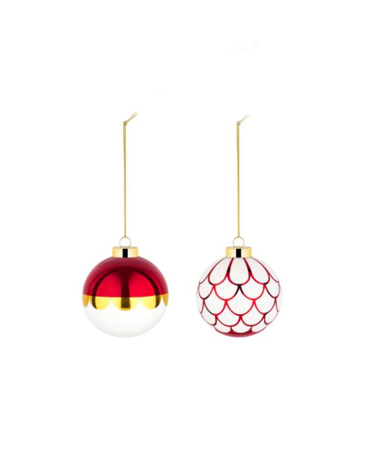 Kleine glazen kerstballen aan gouden koordjes, in rood-wit-goud en rood-wit schubbenpatroon