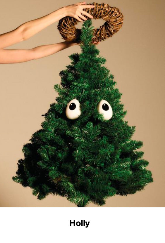 Kerstballen uit BallenSet Holly, Alessi Editie 2025, als ogen tussen de takken van een kerstboom