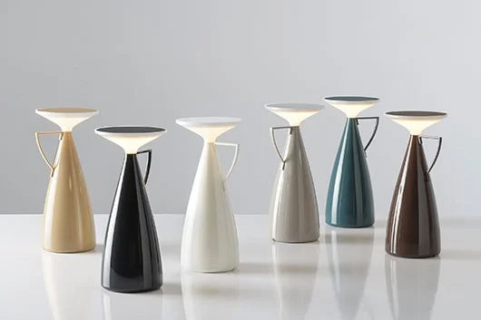 Zes kleurvarianten van de Kartell Camomille tafellamp naast elkaar