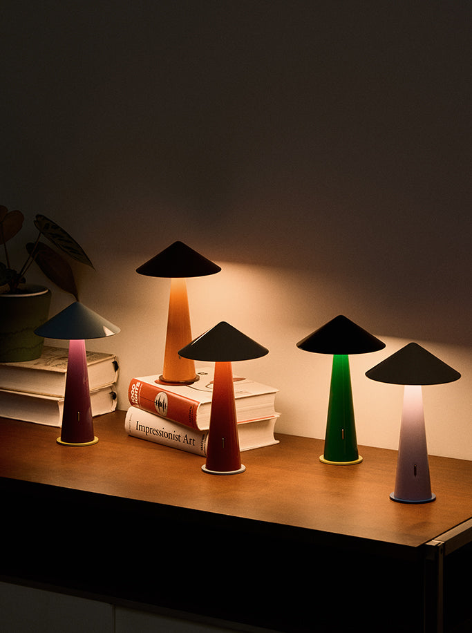 Tipsy oplaadlampjes van Fine Lumens in verschillende kleuren op een dressoir