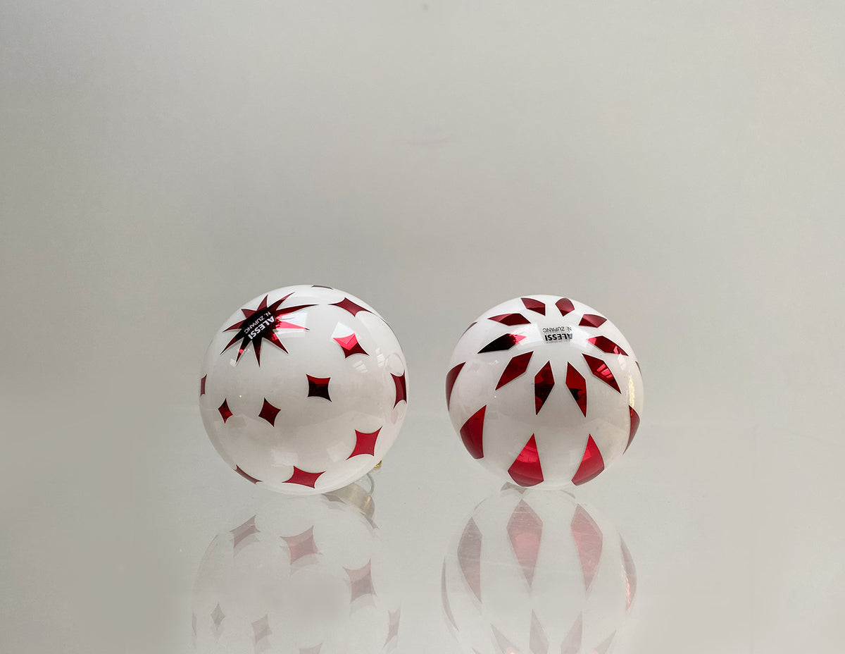 Alessi Delight kleine kerstballen, wit met rood sterrenmotief, set van twee