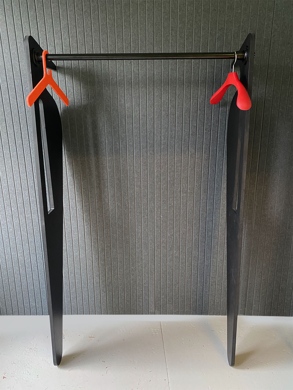 Kapstok De Bird zonder kleding, twee houten flanken en stalen stang