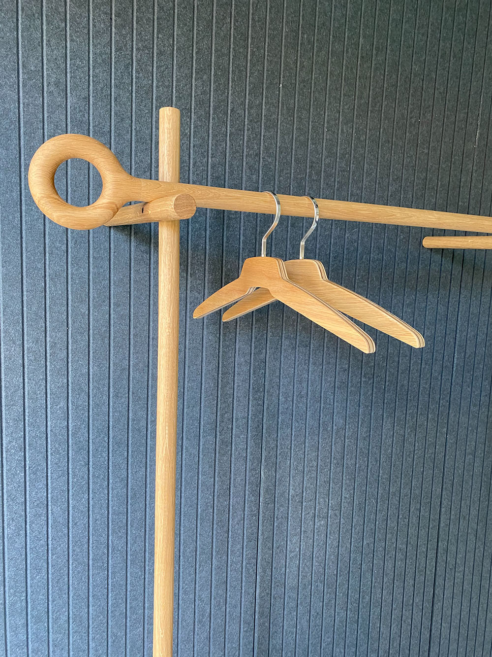 Detail van de Professor eiken kapstok met twee houten kledinghangers