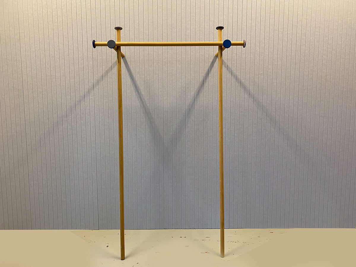 Houten leunkapstok met japanse kruisverbinding en blauwe doppen, ontwerp Richard Hutten