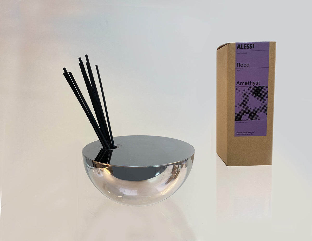 Alessi Rocc Amethyst geurverspreider in rvs met stokjes naast de verpakking