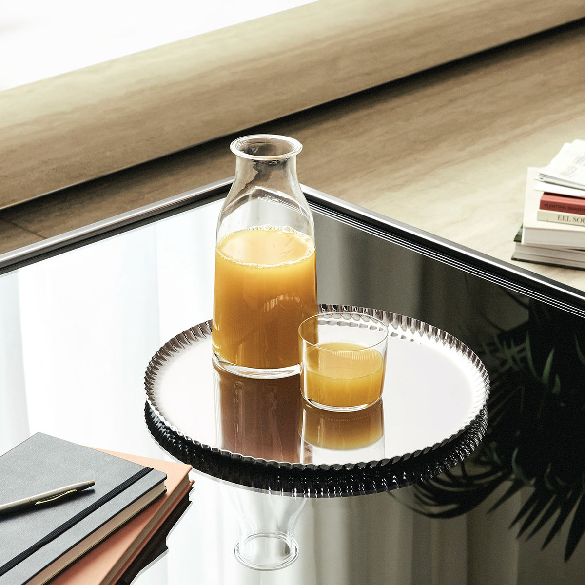 Pleats Rond 31 dienblad met glazen karaf en drinkglas erop