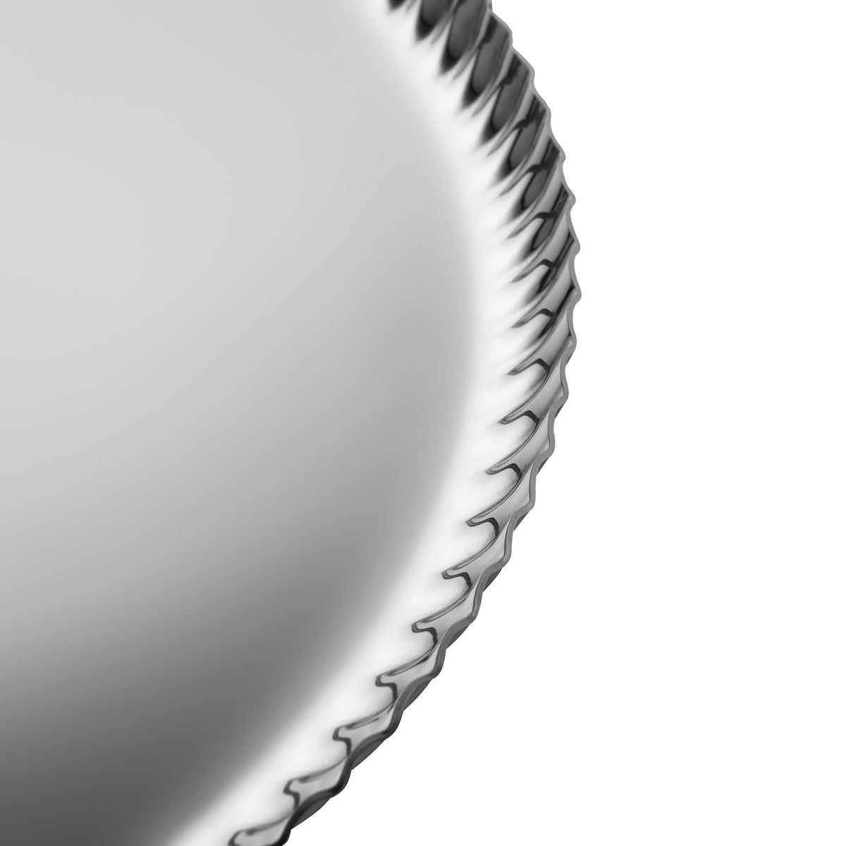 Alessi Pleats dienblad in halvemaanvorm, detail van de geplooide rand