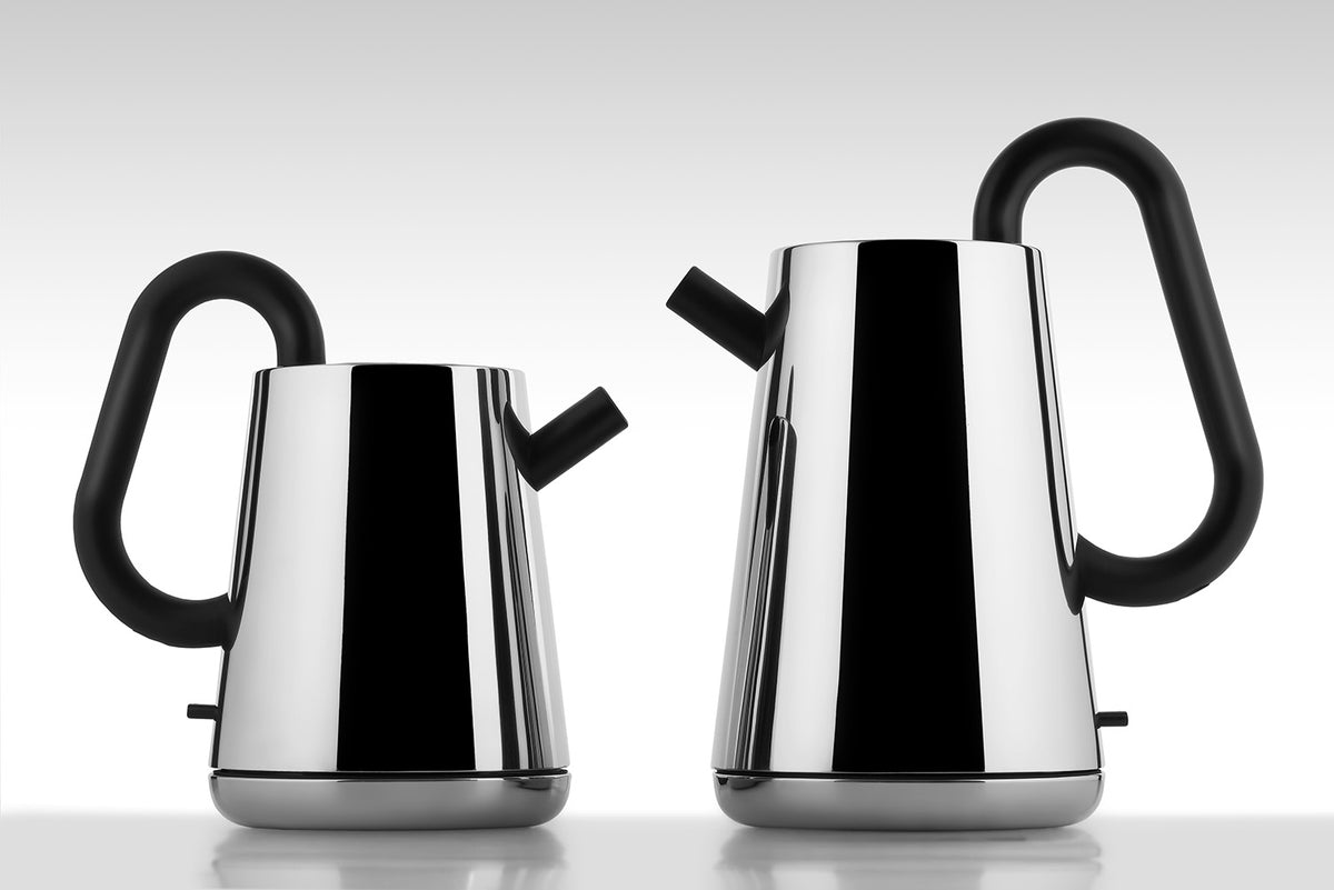 Twee formaten Toru waterkokers naast elkaar, klein en groot model, ontworpen door Nendo.