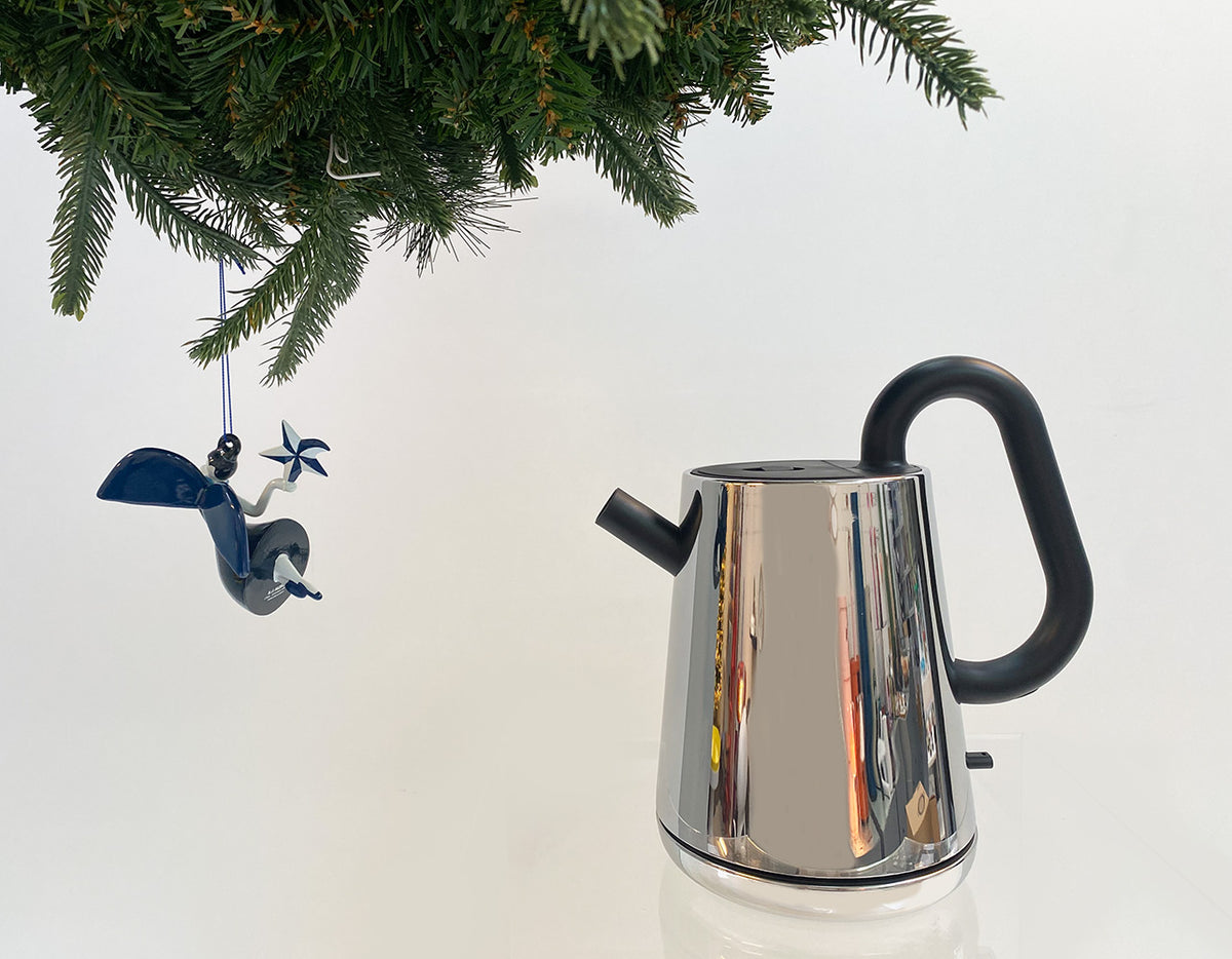 Little Toru waterkoker van Alessi, achteraanzicht met hoog zwart handvat.