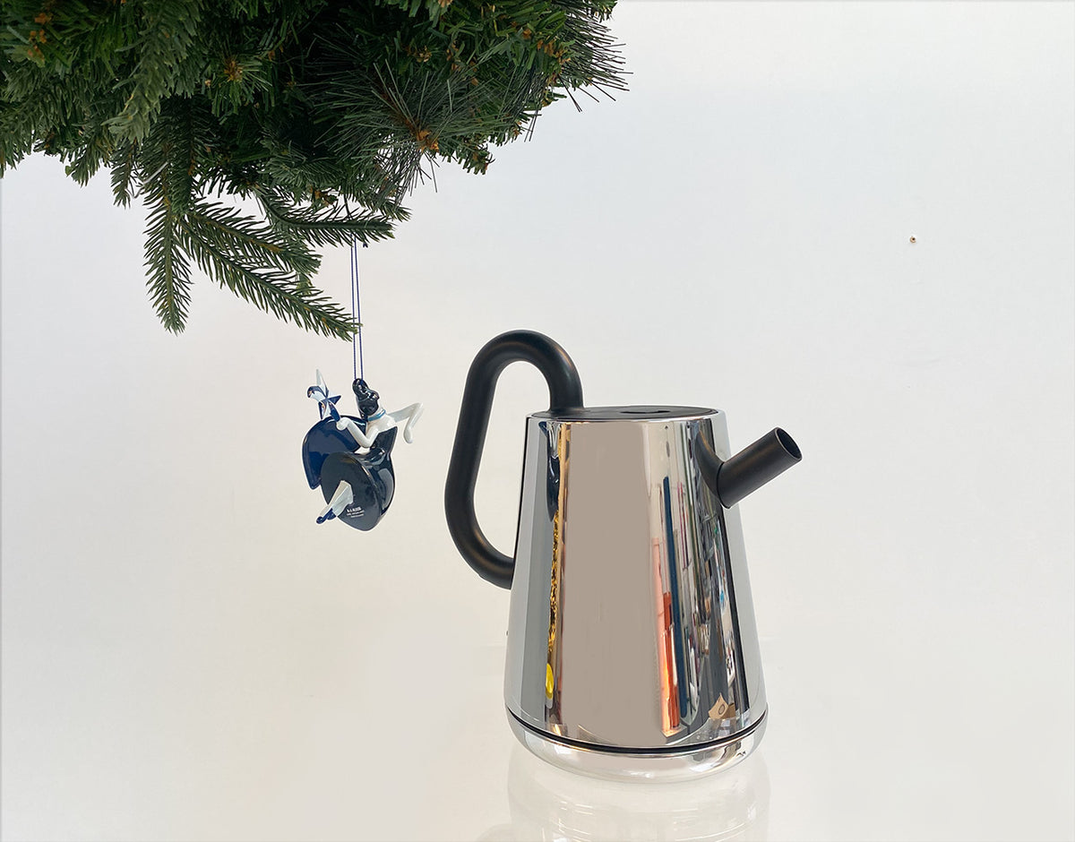 Little Toru elektrische waterkoker van Alessi, kleine editie, hoge handvat, zijaanzicht.