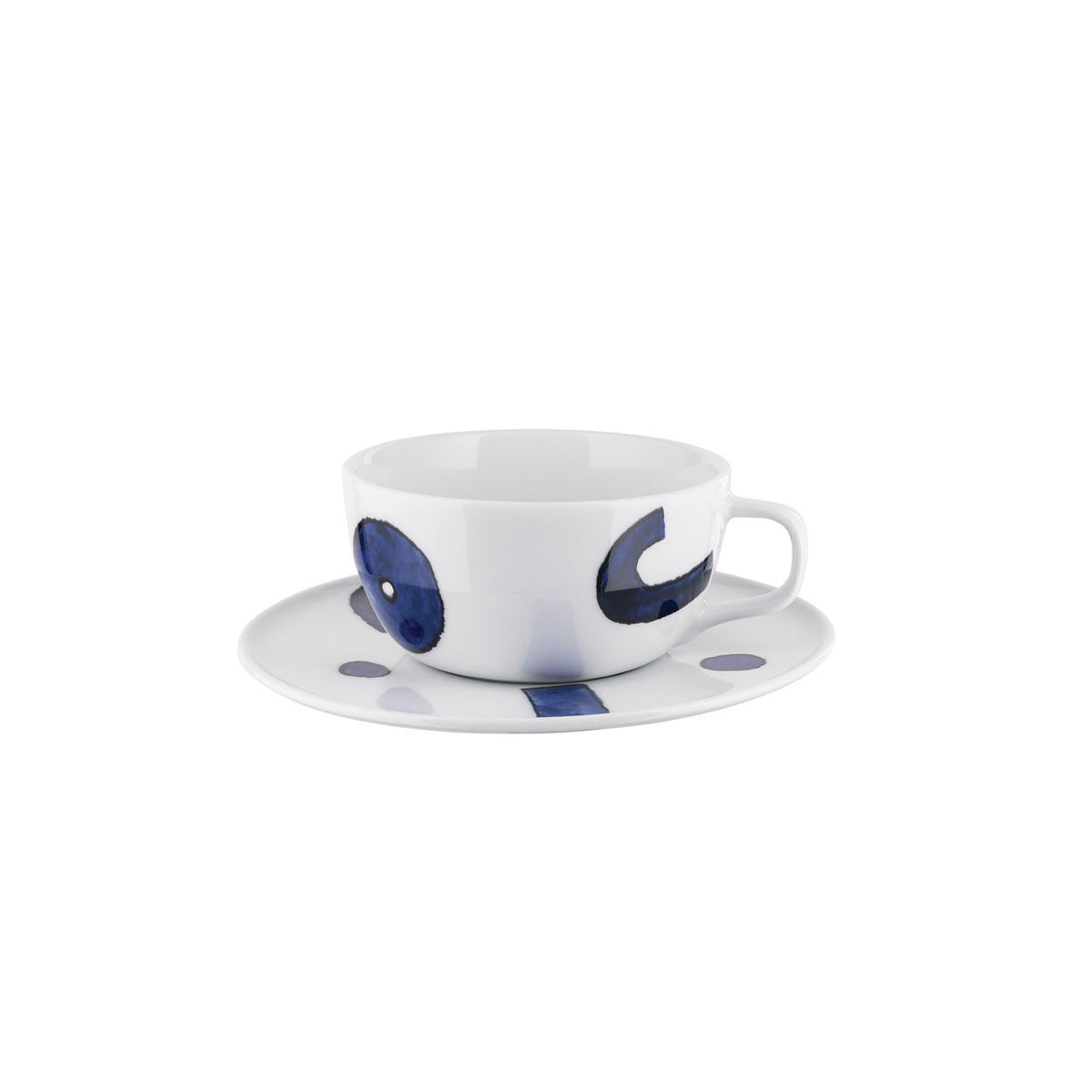 Theekop met schotel, decor yunoki, vooraanzicht in wit porselein met blauw patroon.