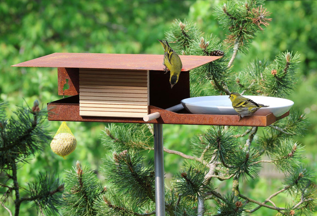 Bauhaus-Larix vogelhuis van opossum in cortenstaal, met houten voederplaats en rvs staander