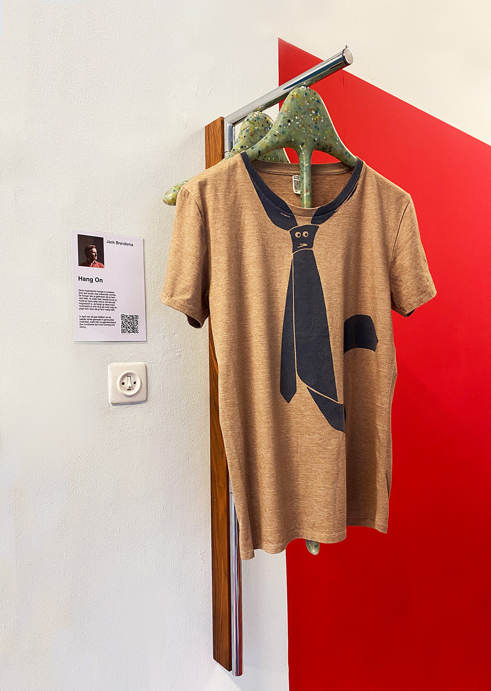 Lucmayor wandkapstok met drie haken, shirt hangend aan de uitklapbare stang