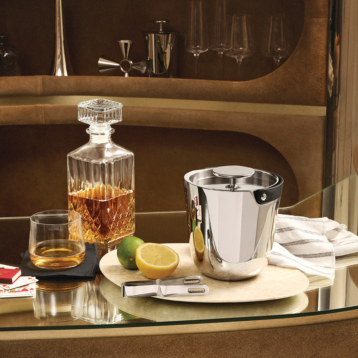 Alessi Tending Box ijsemmer met ijstang bij karaf en glazen op bijzettafel
