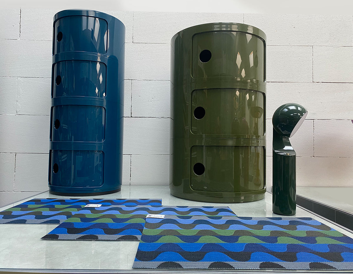 Chilewich Wiggle-Deep Sea placemats gestapeld naast Kartell Componibili opbergelementen