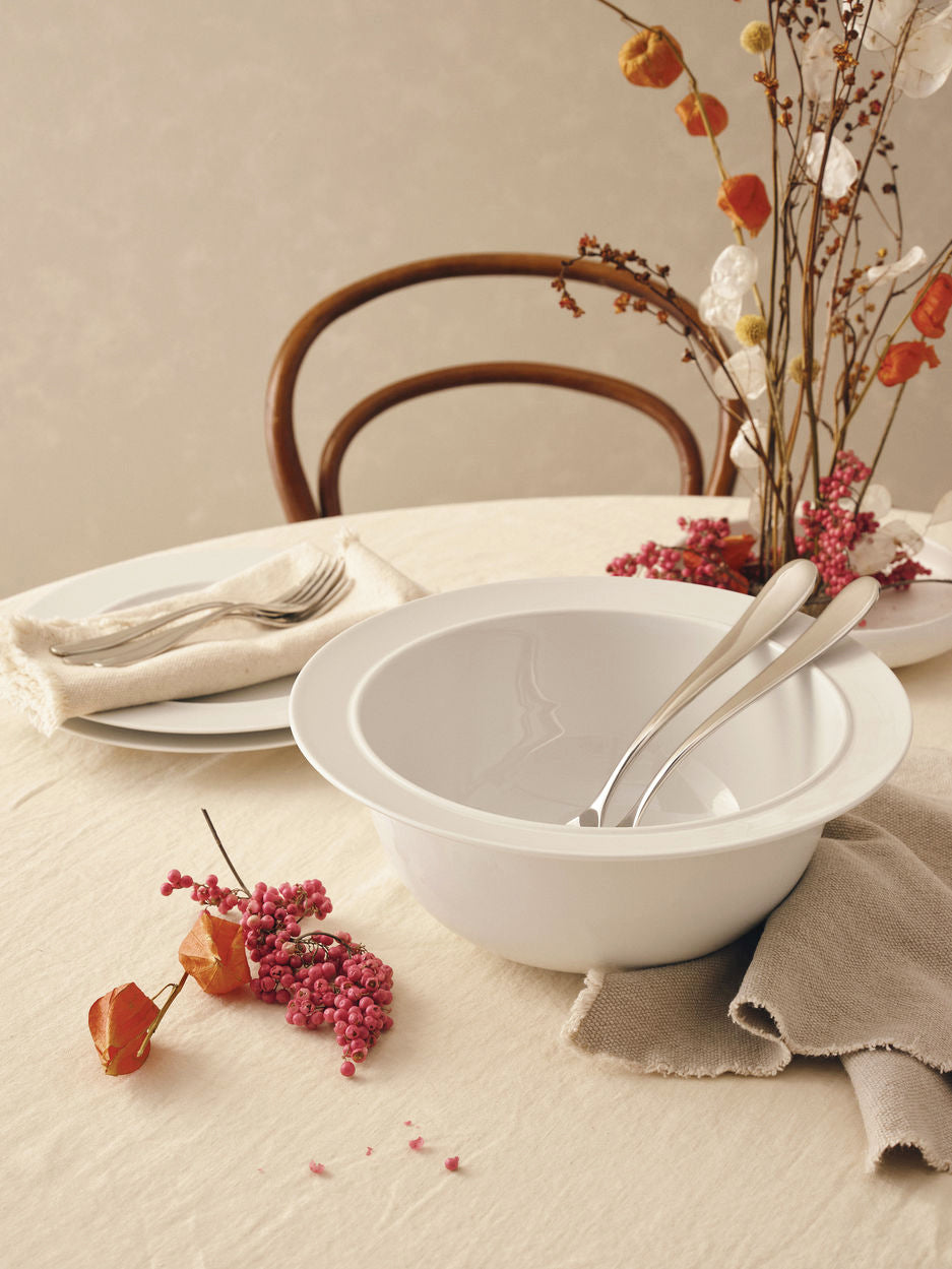 Alessi Bella Tavola ronde witte schaal, gedekt op tafel met bestek