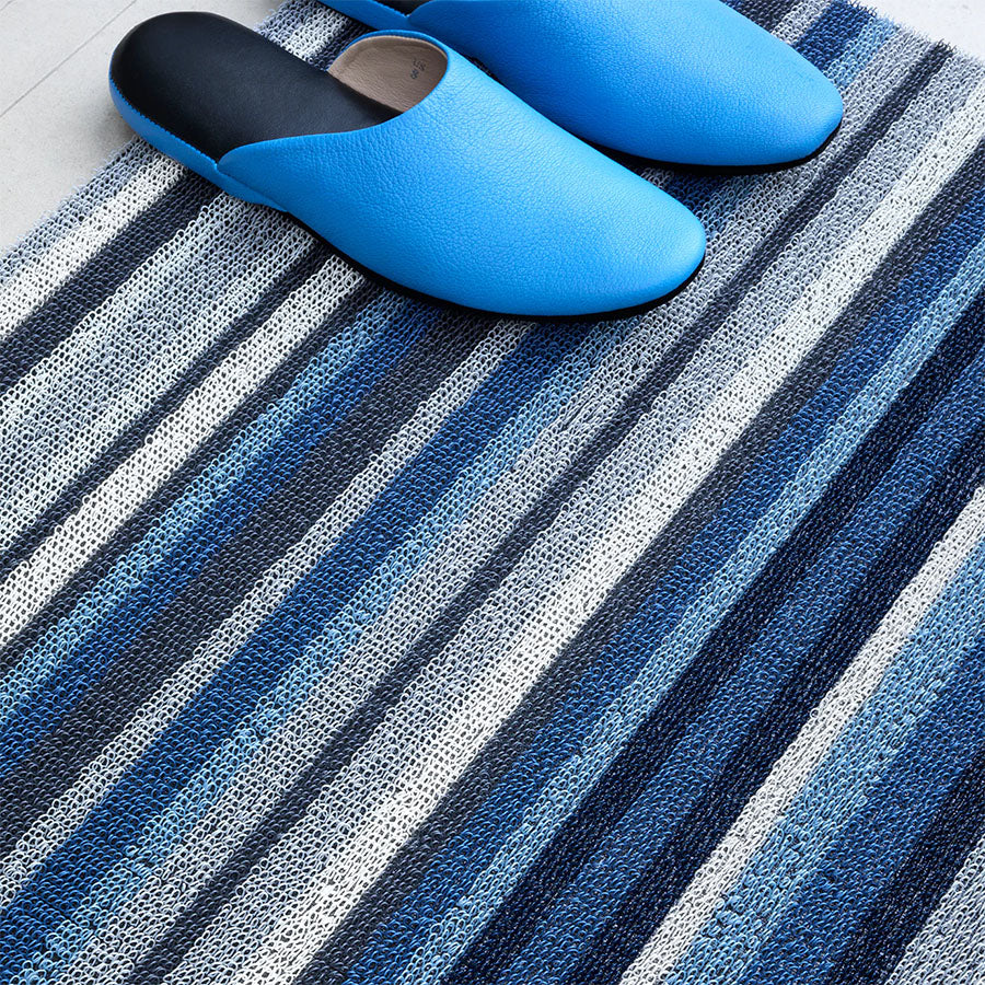 Detail van geweven streepmotief van de Chilewich deurmat Horizon Stripe Deep Sea