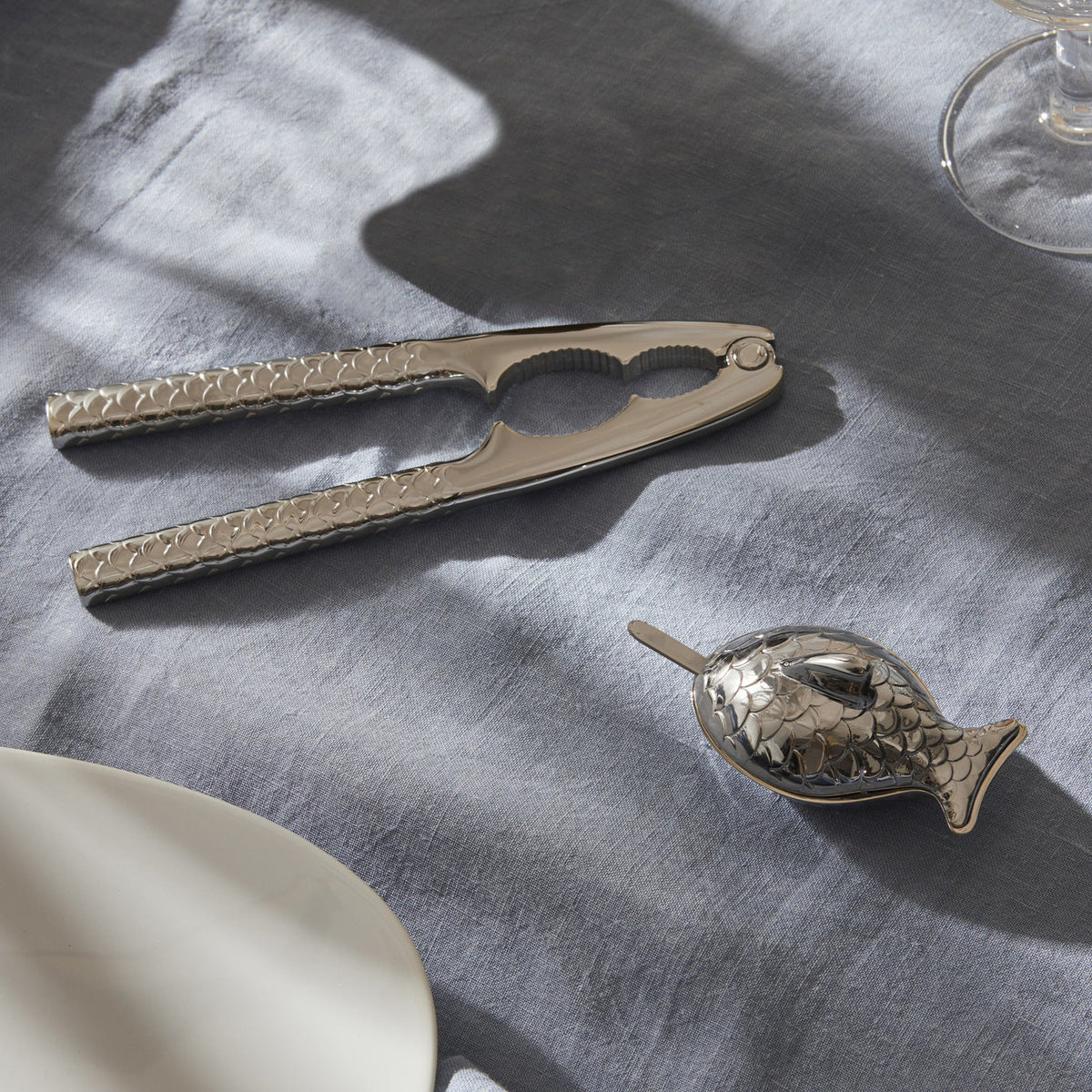 Alessi COLOMBINA FISH kraker in gebruik bij het openen van schaaldieren op tafel