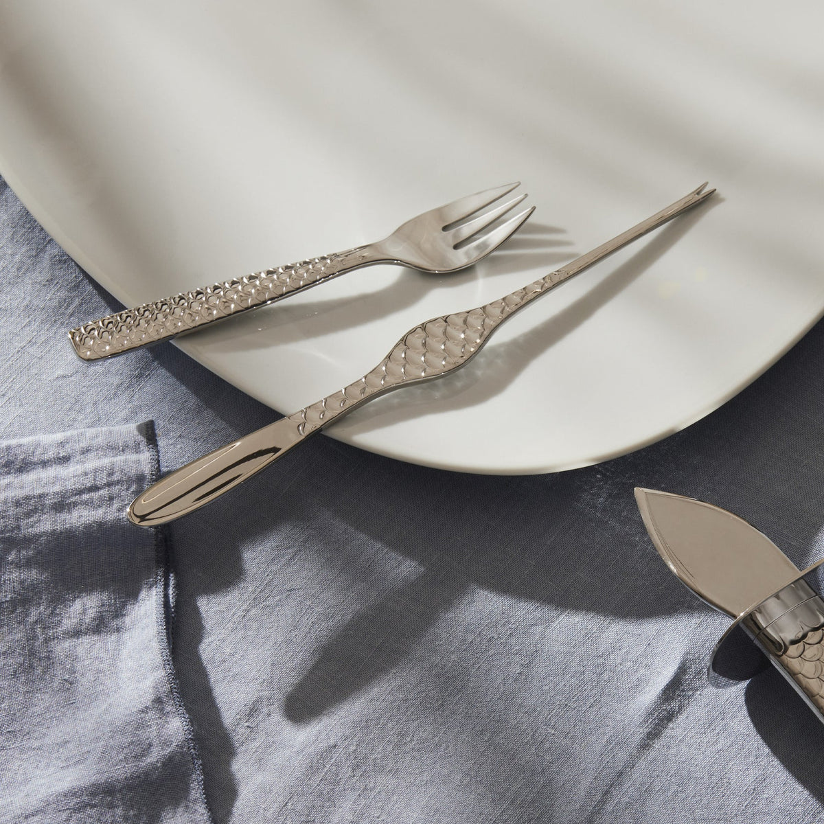 Alessi Colombina slakkenvorken, set van 4, verpakking met vis-motief op tafel