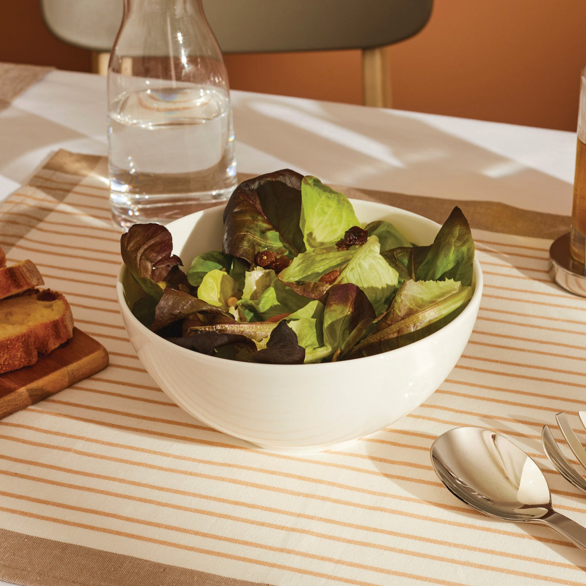 Alessi Saladeschaal 20 cm All-Time AGV29/3820 op tafel