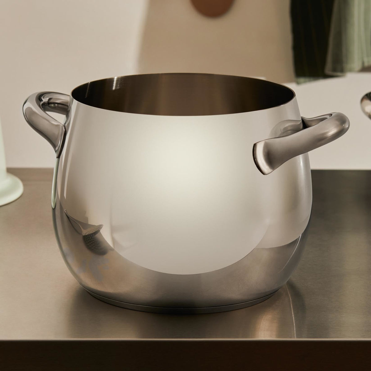 Alessi Soeppan 20 cm Mami SG100/20 op tafel