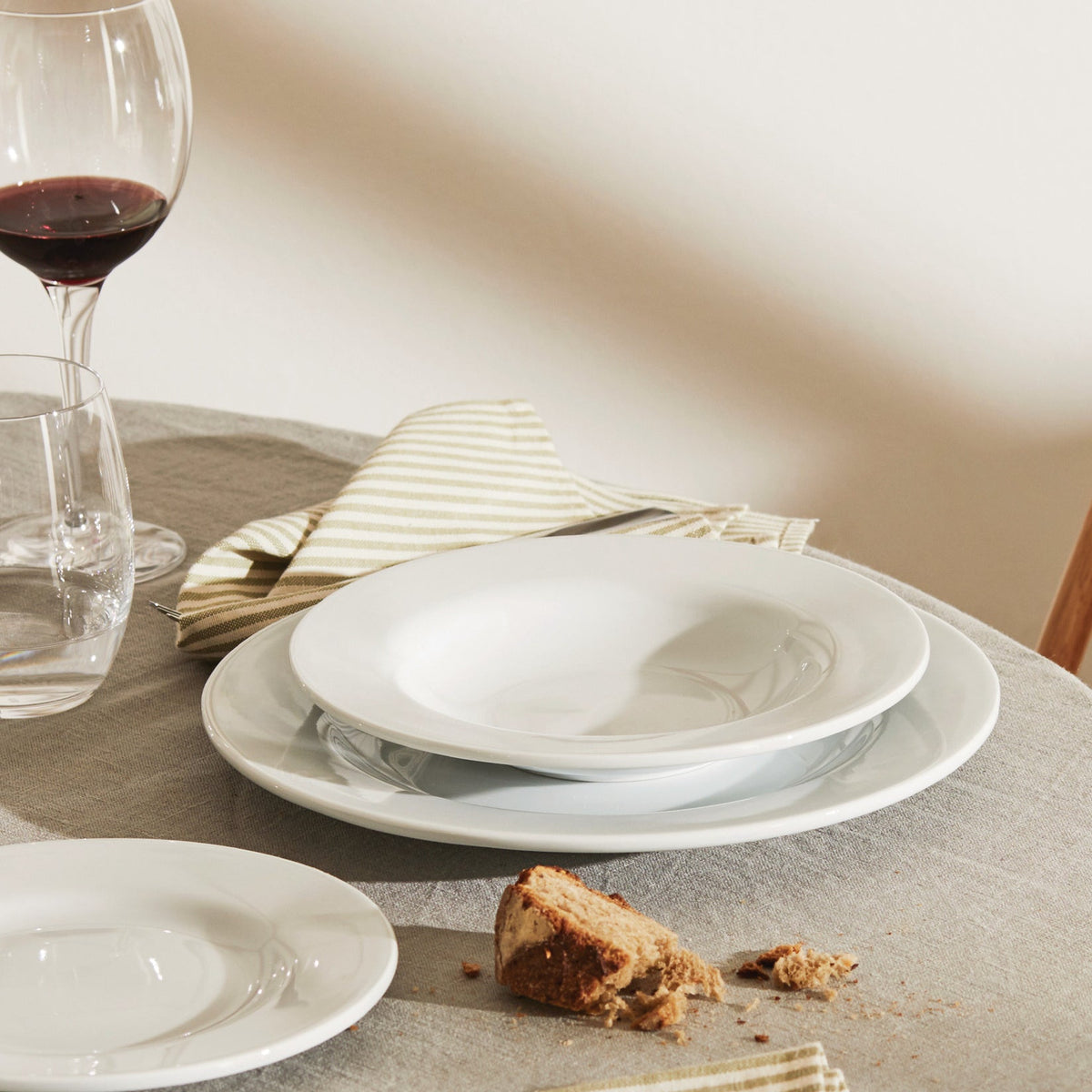 Alessi Dinerbord PlateBowlCup AJM28/1 EAN 8003299941902 op tafel