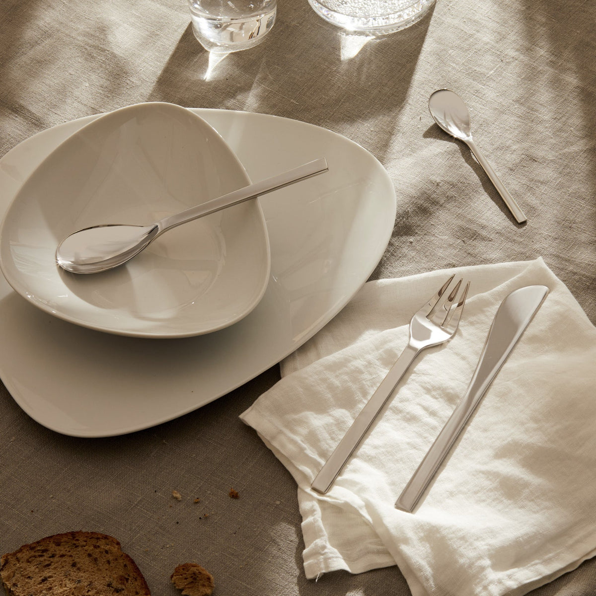 Alessi Colombina dinermes FM06/3 op tafel