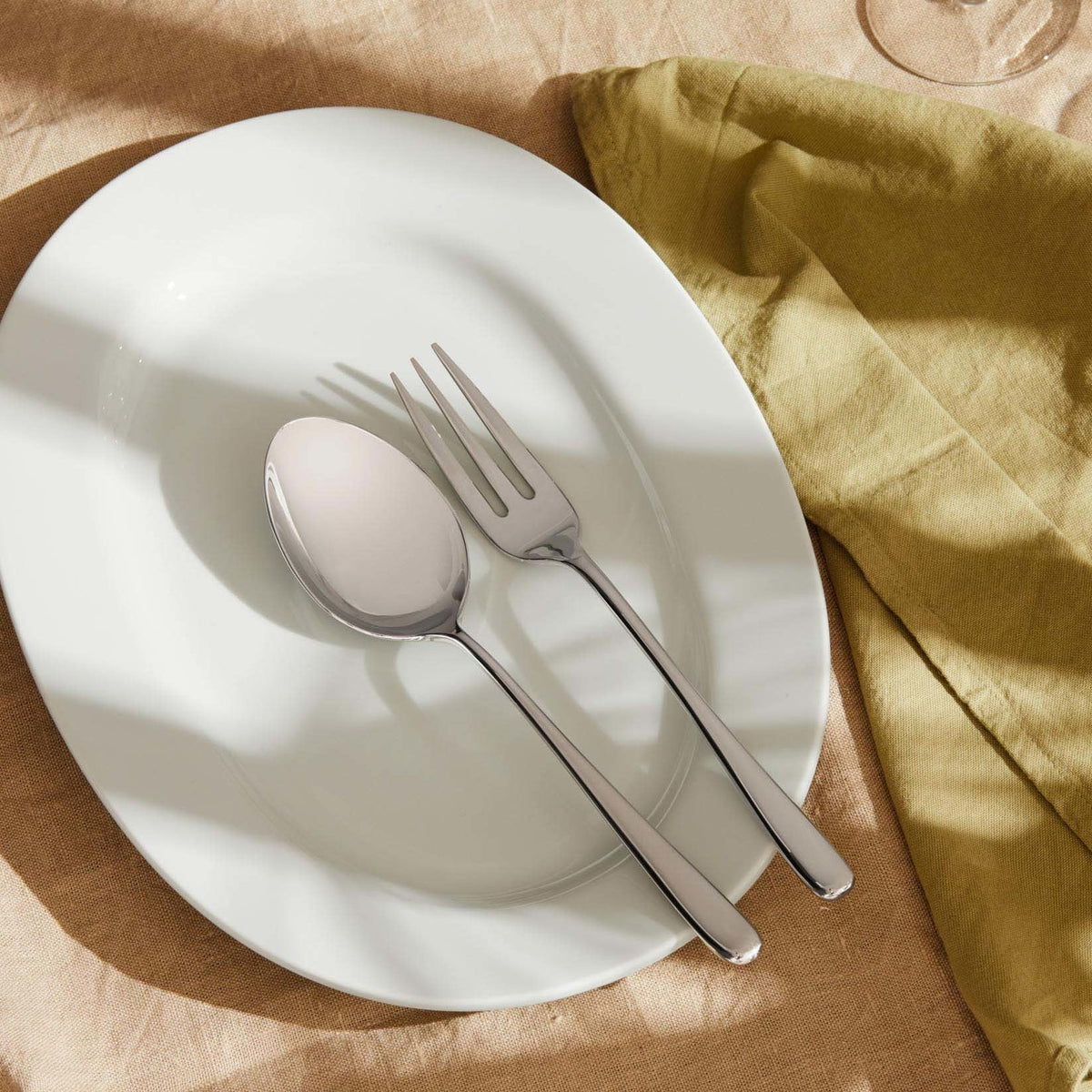 Alessi Caccia serveerlepel LCD01/11 op tafel