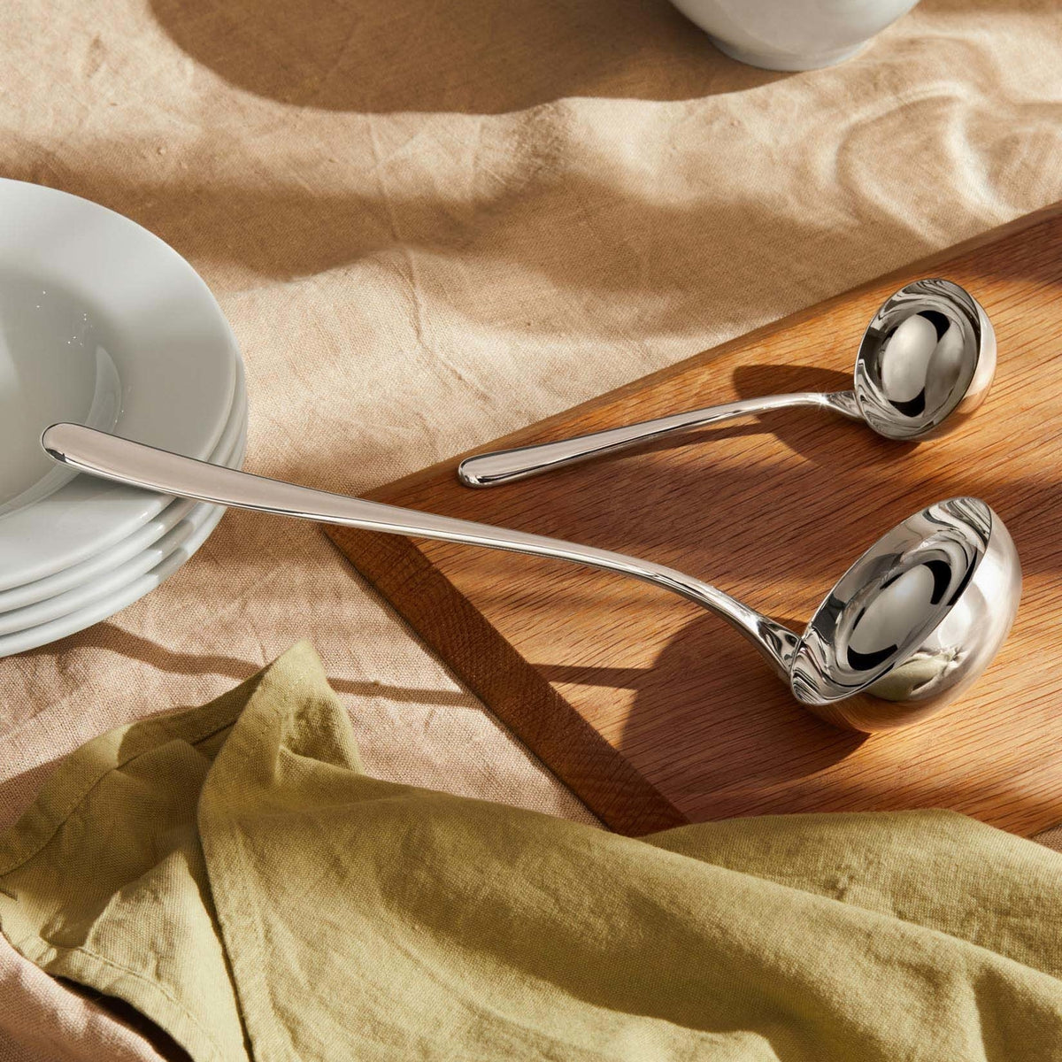 Alessi Caccia sauslepel LCD01/13 op tafel