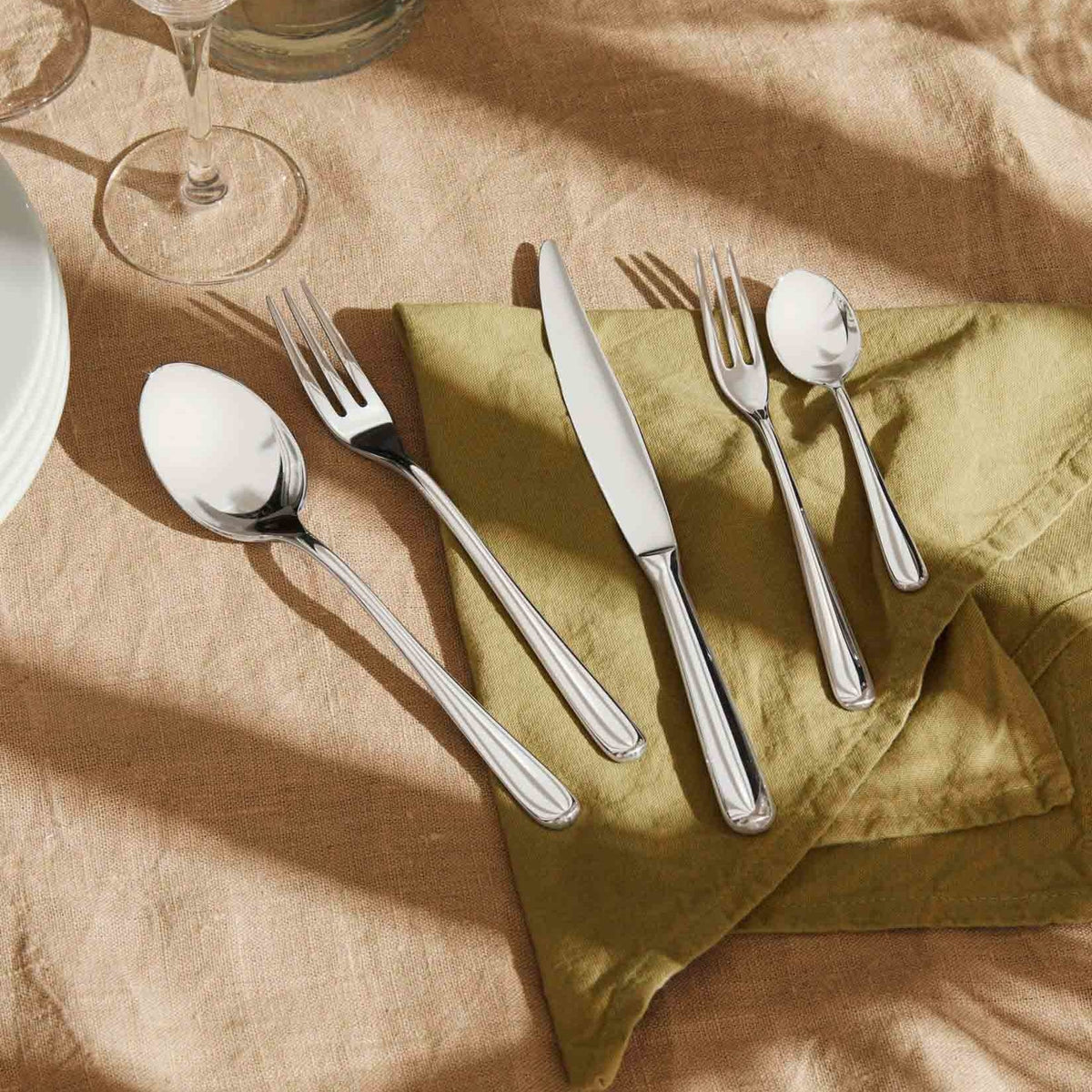 Alessi Caccia monobloc dinermes LCD01/3M op tafel