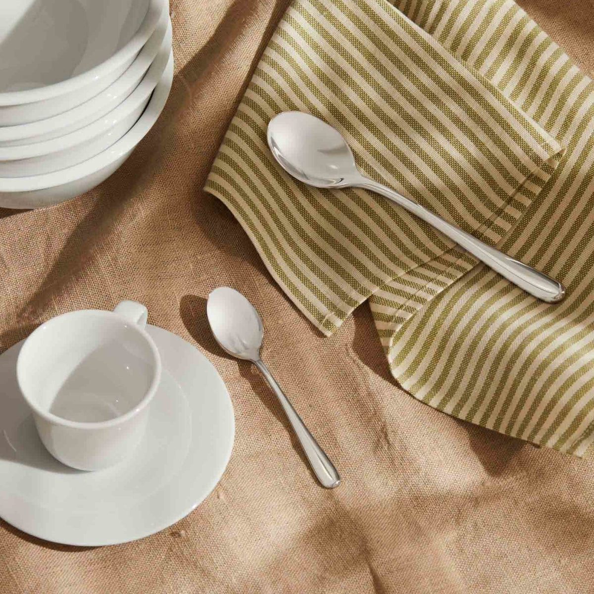 Alessi Caccia koffielepel LCD01/8 op tafel