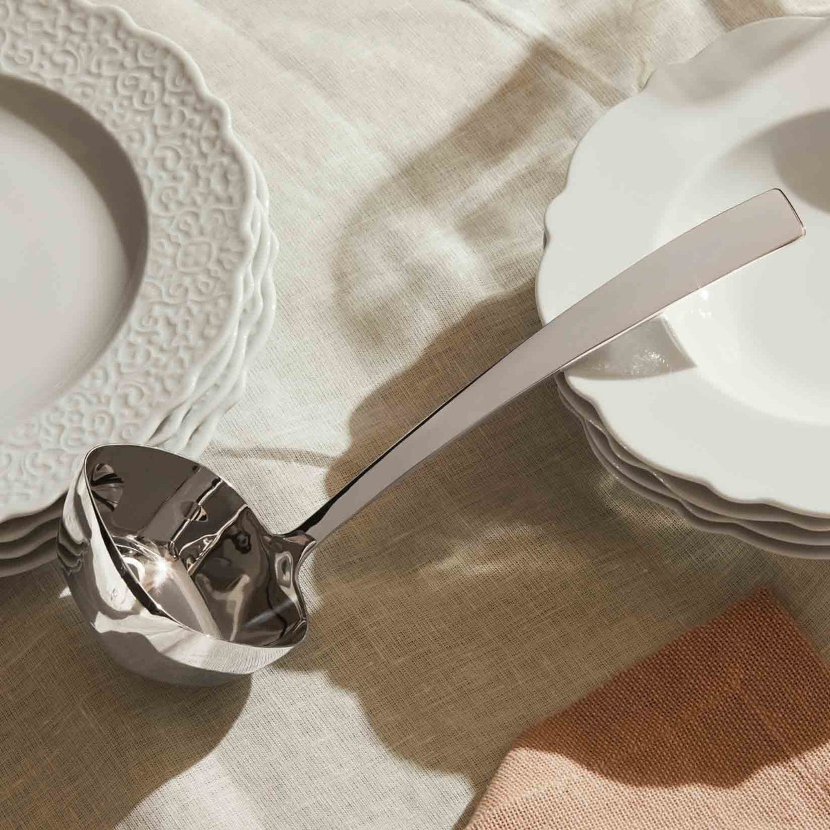 Alessi Dressed soeplepel MW03/10 op tafel