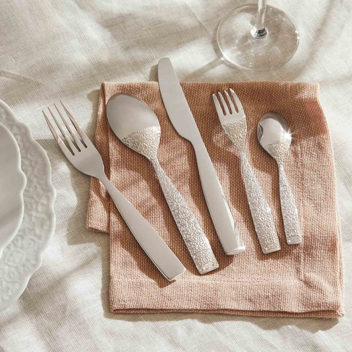 Alessi Dressed dinervork MW03/2 op tafel
