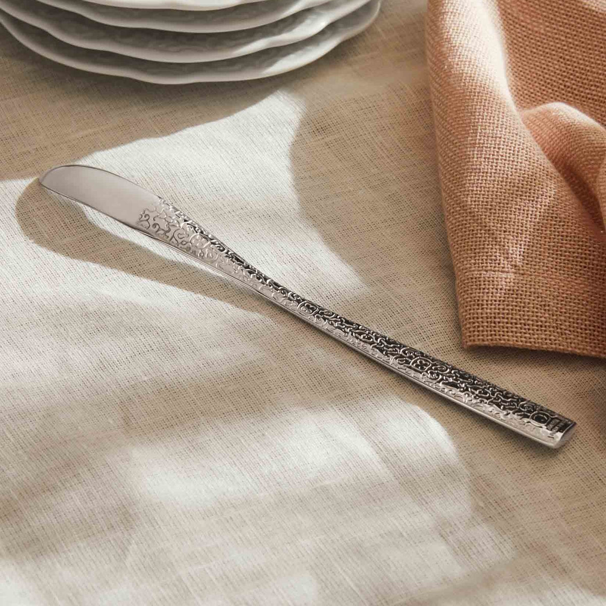 Alessi Dressed latte macchiato lepel, bestek in glanzend rvs, ontwerp Marcel Wanders op tafel