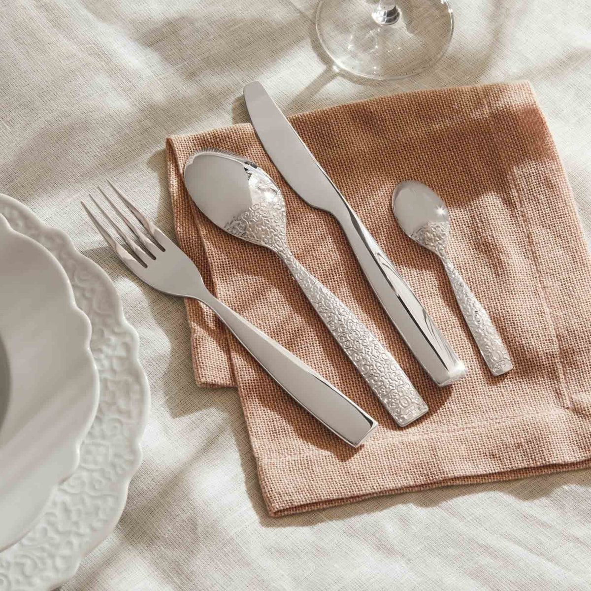Alessi Dressed theelepel MW03/7 op tafel