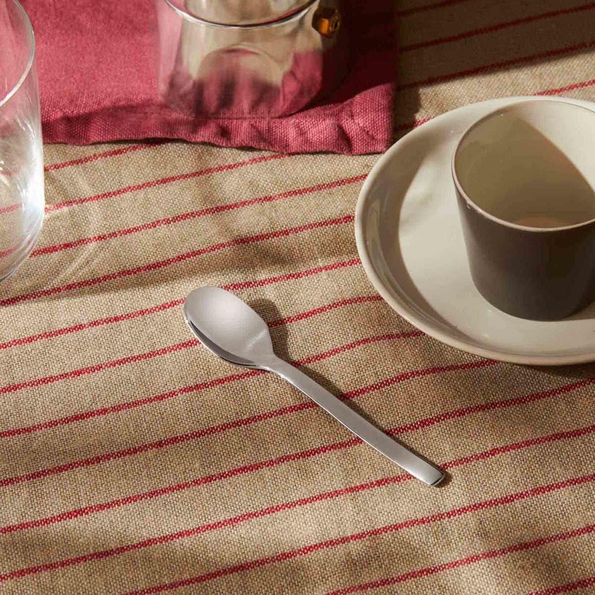 Alessi Ovale koffielepel REB09/8 op tafel
